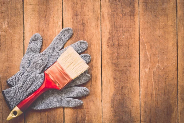 Cepillo de trabajo y guantes — Foto de Stock