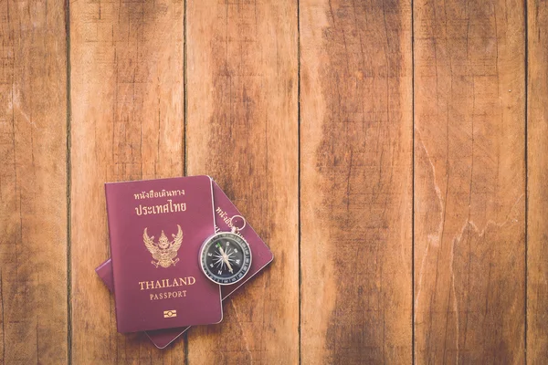 Thajsko cestovní pas a kompas — Stock fotografie