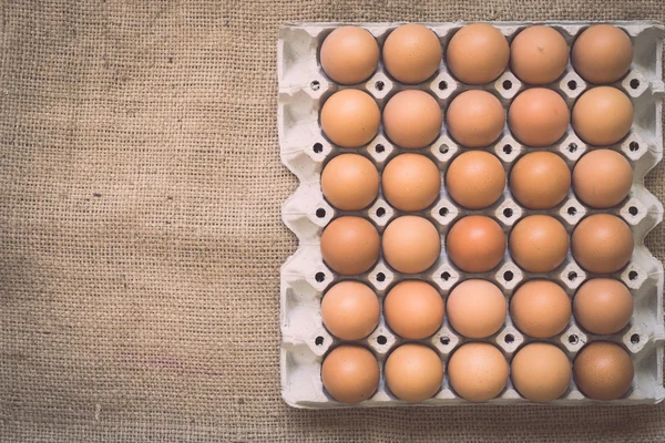 鸡蛋上皱巴巴的麻布 — 图库照片