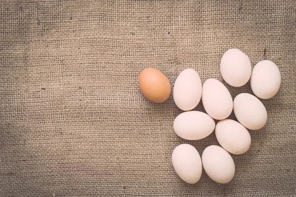 Buruşuk çuval bezi üzerinde yumurta