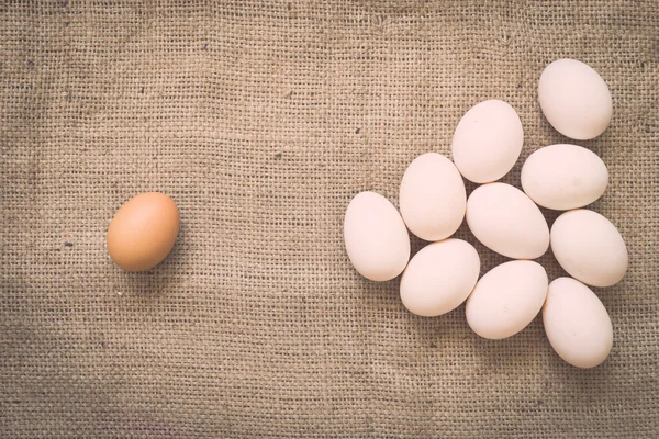 鸡蛋上皱巴巴的麻布 — 图库照片