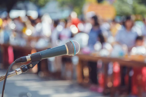 Microphone sur la scène scolaire — Photo