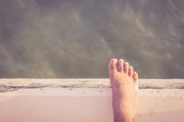 Çimento kenarında çıplak ayak