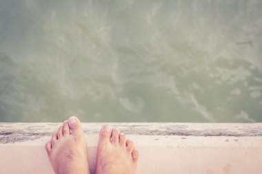 Çimento kenarında çıplak ayak