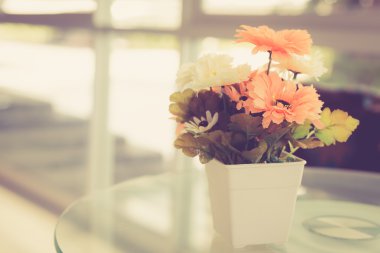 Tablo üzerinde yapay çiçek