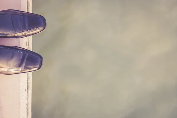 Ноги, стоящие на краю цемента — стоковое фото