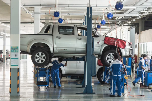 Technici auto opravy automobilů — Stock fotografie