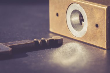 Demir kilit ile anahtar