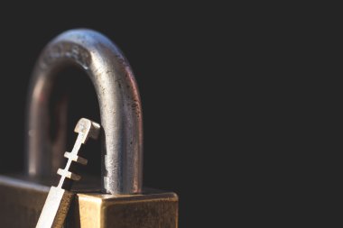 Demir kilit ile anahtar