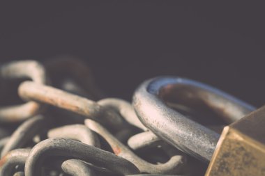 eski kilit ve zincir