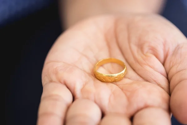 Anillo dorado en la mano —  Fotos de Stock