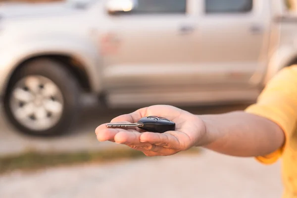 Autoschlüssel in der Hand — Stockfoto