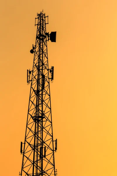 Torre alta ao pôr-do-sol — Fotografia de Stock