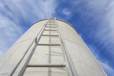 Su tankı üzerinde yüksek çelik merdiven