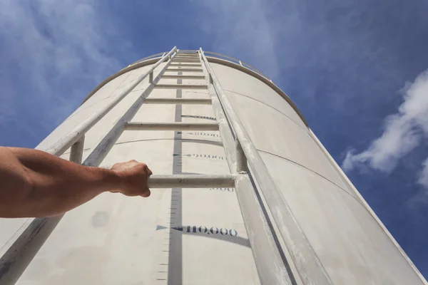 Высокая стальная лестница на емкости для воды — стоковое фото