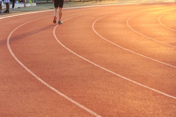 Pista de atletismo con pies de corredor — Foto de Stock