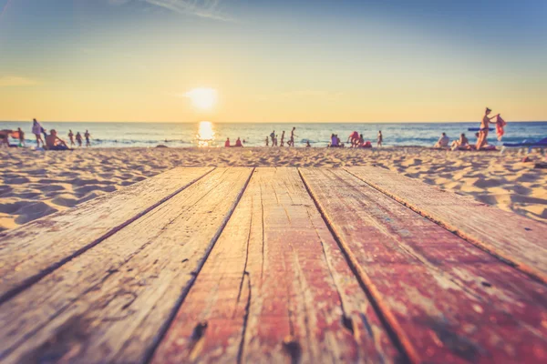 Деревянный стол на пляже заката Стоковое Фото