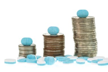 Tıp hapları ve sikke yığını