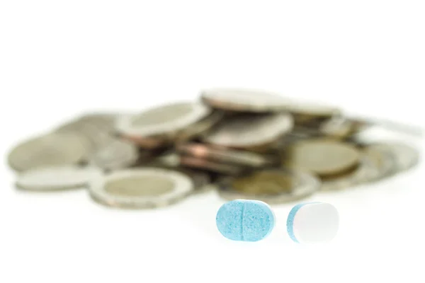 Pílulas de medicina e pilha de moedas — Fotografia de Stock