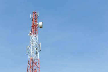 İletişim kulesi üzerinde sky