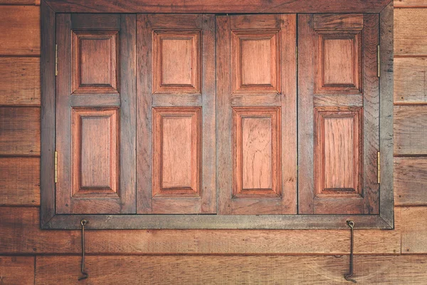 Fenêtre et mur en bois — Photo