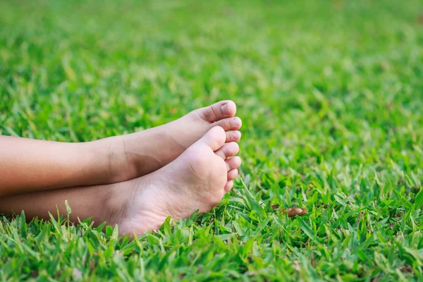 Niños pies sobre hierba verde — Foto de Stock