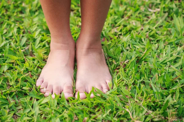 Niños pies sobre hierba verde — Foto de Stock