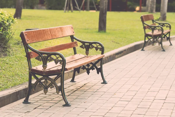 Wooden bench in park — Stock Photo, Image