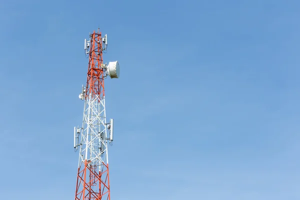 Torre de comunicación en el cielo — Foto de Stock