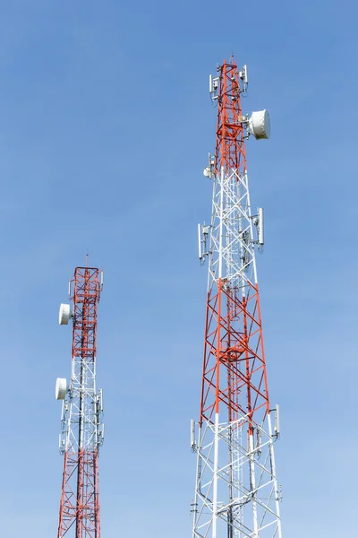 Torre de comunicación en el cielo —  Fotos de Stock