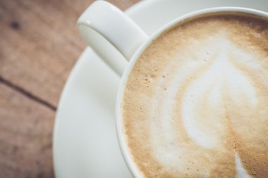 Kahve fincanı masada.