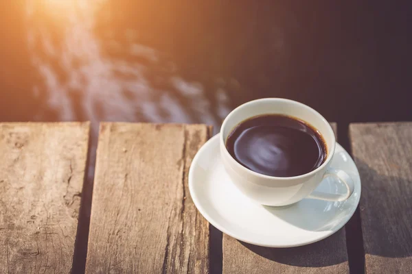 Weiße Kaffeetasse im Garten — Stockfoto