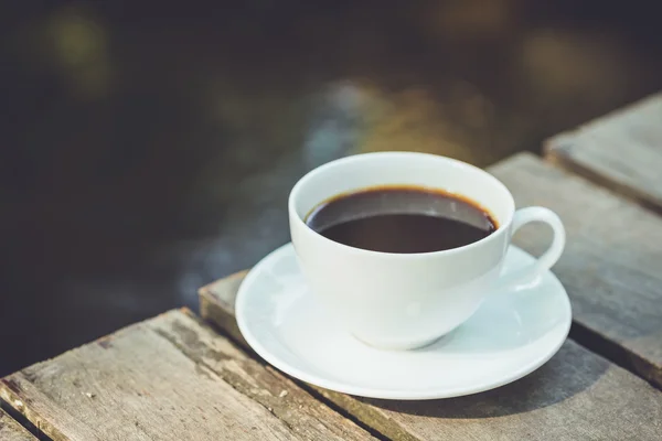 Tazza di caffè bianco in giardino — Foto Stock