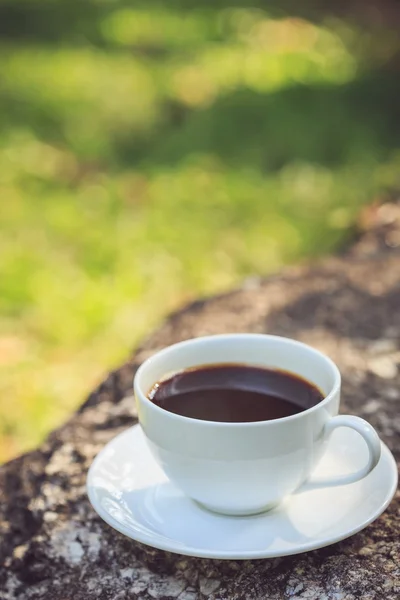 Tazza di caffè bianco in giardino — Foto Stock