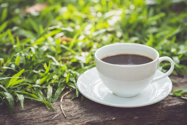 Taza de café blanco en el jardín — Foto de Stock