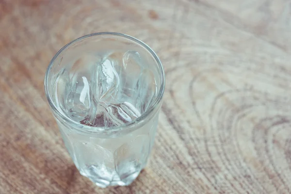Agua con hielo en vidrio —  Fotos de Stock