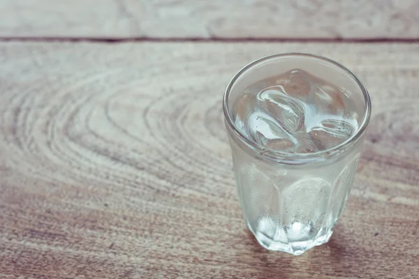 Agua con hielo en vidrio —  Fotos de Stock