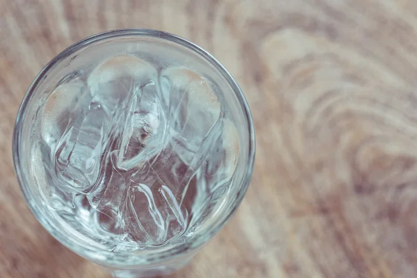 Agua con hielo en vidrio —  Fotos de Stock