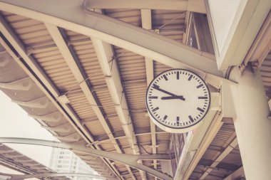 Gökyüzü tren istasyonunda saat