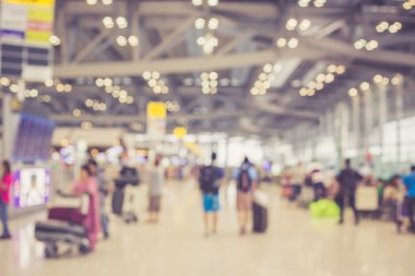 Havaalanında bulanık insanlar var.