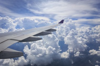bulut ve uçağın kanat