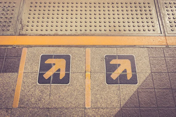 Arrows signs on floor — Stock Photo, Image