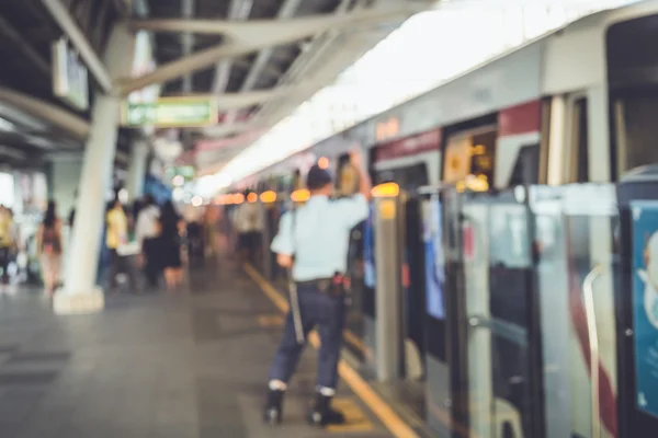 Mensen staan op treinstation — Stockfoto