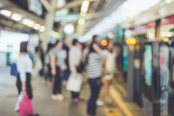 People stand at train station — Stock Photo, Image