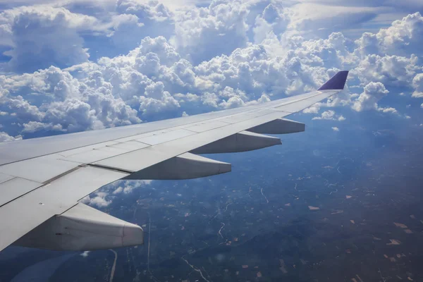 Σύννεφο και πτέρυγας του αεροπλάνου — Φωτογραφία Αρχείου
