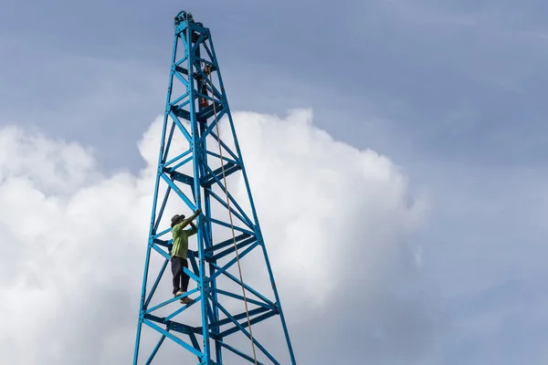 Trabajador que trabaja en grúa de construcción — Foto de Stock