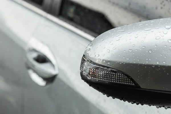 Gouttes d'eau sur la voiture — Photo