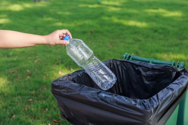 Plastik şişe atma el