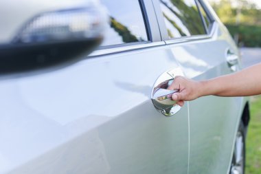 arabanın kapısını açarak el