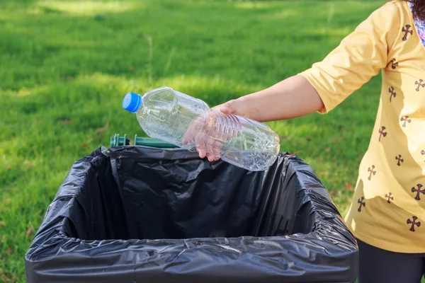 Botella de plástico de mano — Foto de Stock